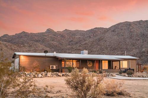 By Park Entrance Hot Tub Stars Private WKNDR in Twentynine Palms, United States