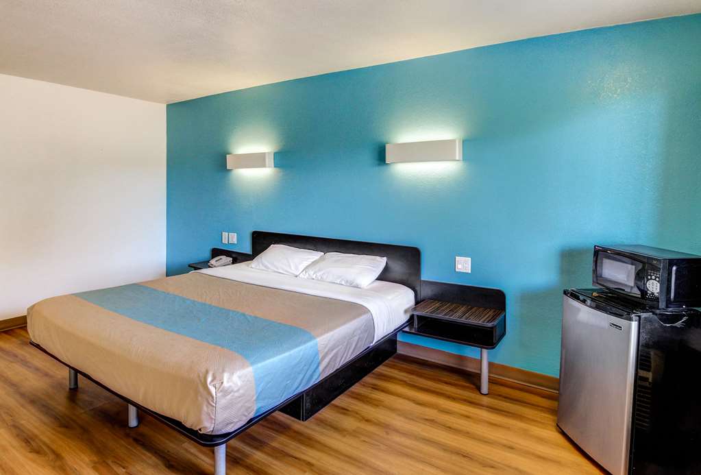 Motel 6 Waco Lacy Lakeview - photo 11