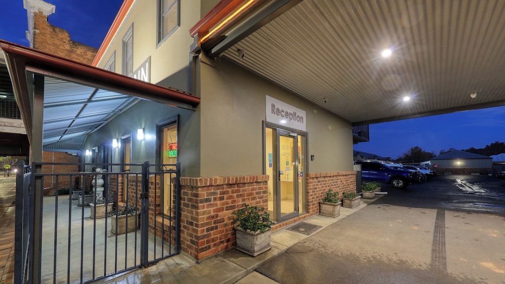 The Saltbush Motor Inn — Hay — photo 2