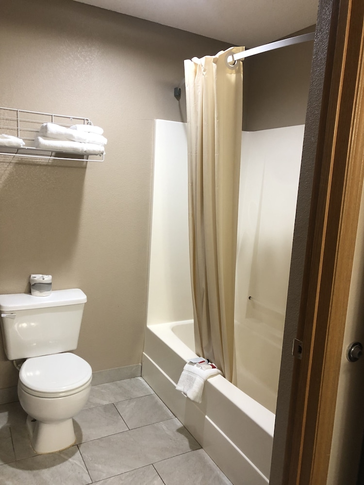 Super 8 by Wyndham Neosho - photo 10
