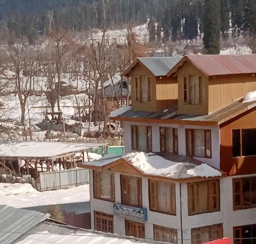 Hotel Tourist Palace in Pahlgam, India