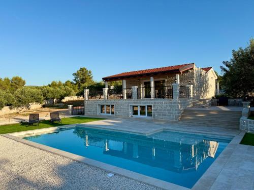 Villa Maginja — 4-Star Luxury Hotel in Sutivan, Croatia