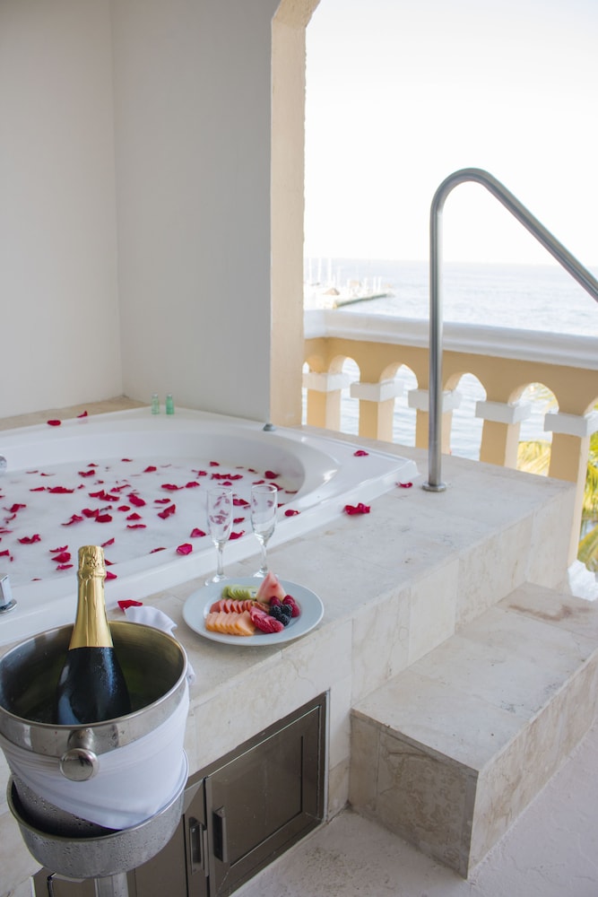 Private spa tub