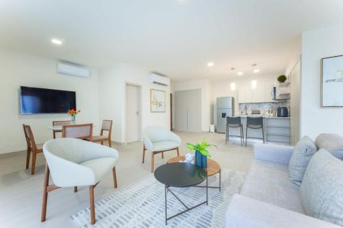 Studio for Rent in Panama with Relaxing Park Vistas — 4-Star Luxury Hotel in Panama, Panama