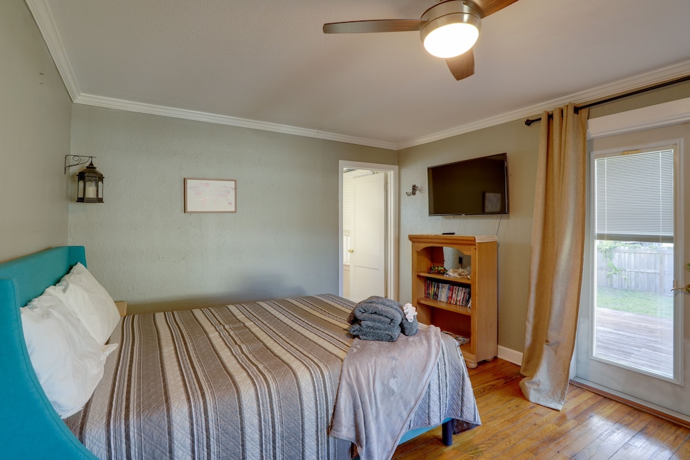 St Petersburg Vacation Rental Home w Pergola - photo 3