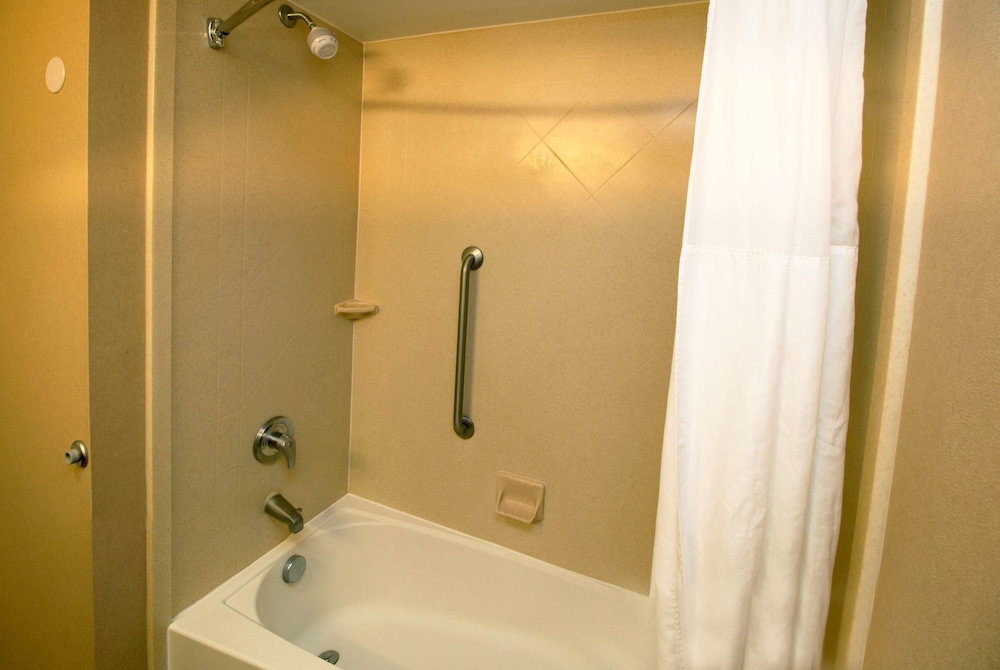 Hampton Inn & Suites Chesapeake Battlefield Blvd. - photo 28