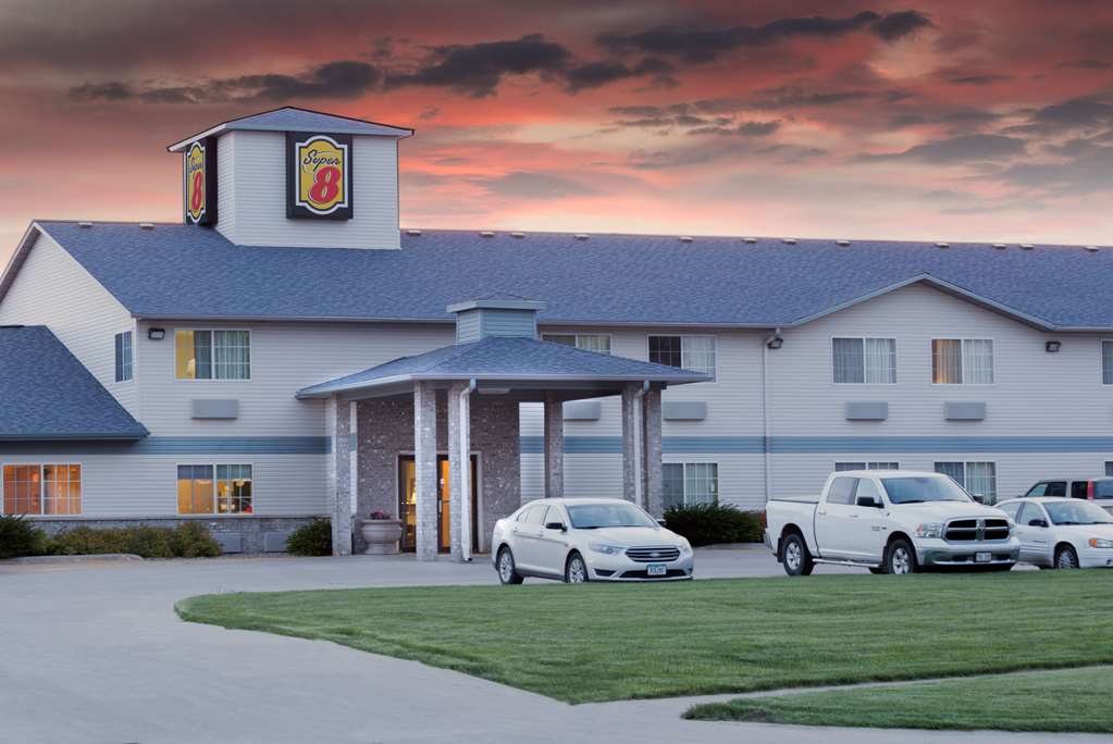 Super 8 by Wyndham Carroll East - carbon neutral hotel in Carroll