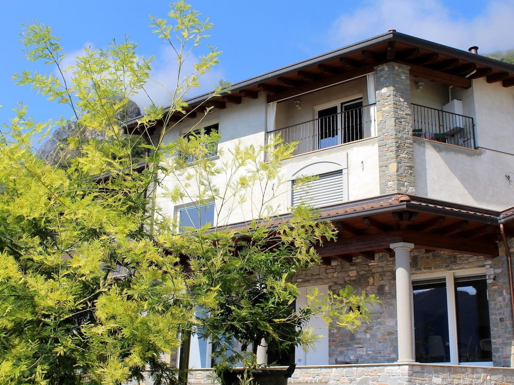 Apartment by Lake Iseo with Stunning Views — 4-Star Luxury Hotel in Marone, Italy