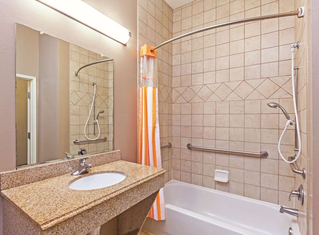La Quinta Inn & Suites by Wyndham Granbury - photo 15