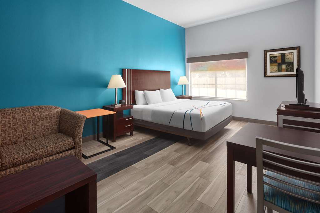 La Quinta Inn & Suites by Wyndham Woodward - photo 31