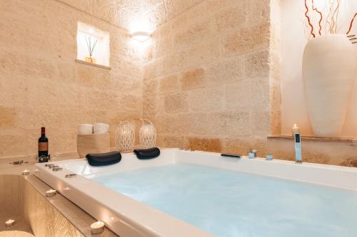 Roal Suite Apulian Luxury House Jacuzzi & SPA — 4-Star Luxury Hotel in Polignano A Mare, Italy