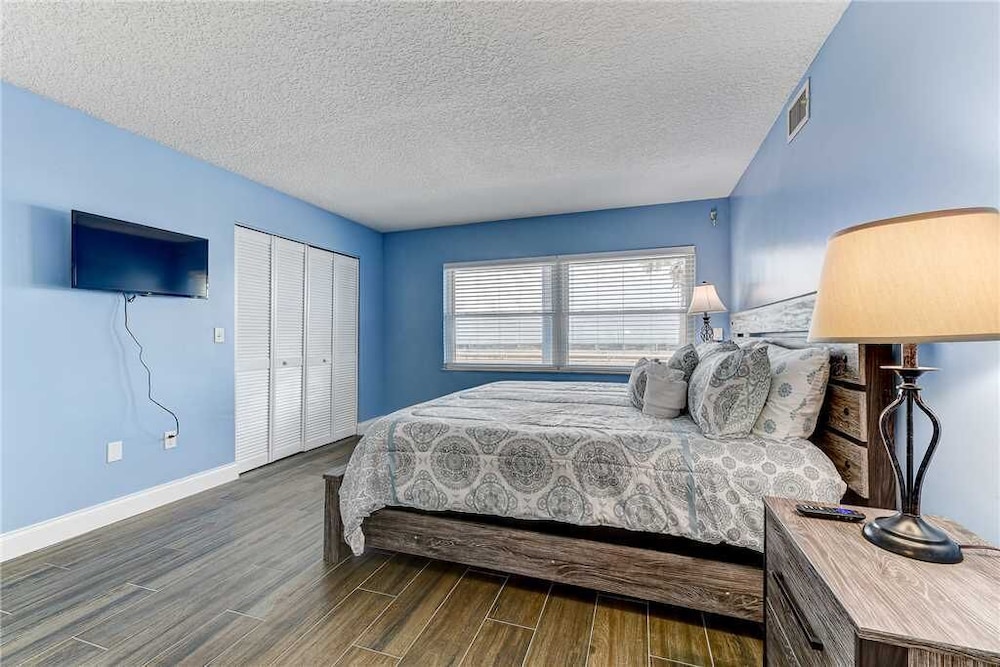 Island Retreat Upper B Ocean Front 2 Bedrooms Sleeps 6 - photo 32