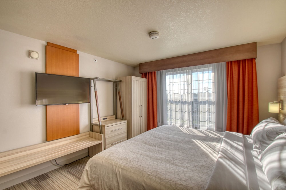Holiday Inn Express Hotel & Suites Milwaukee Airport by IHG - photo 38