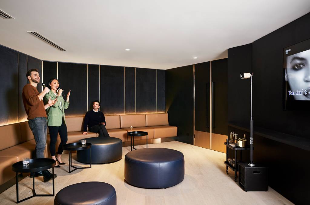 High End with huge outdoor deck Heated Pool Gym — 4-Star Luxury Hotel in Melbourne, Australia