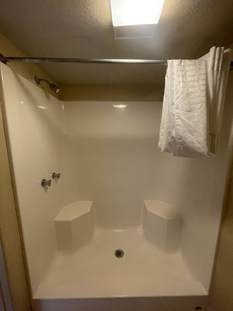 Travelodge by Wyndham Farmington Hwy 64 - photo 33