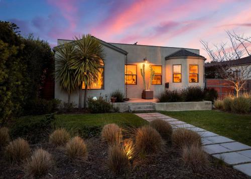 Sun Drenched Spanish Manor Home in Mar Vista — 4-Star Luxury Hotel in Los Angeles, United States