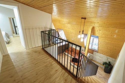 Cosy Central 2 BR Apartment By Wehost