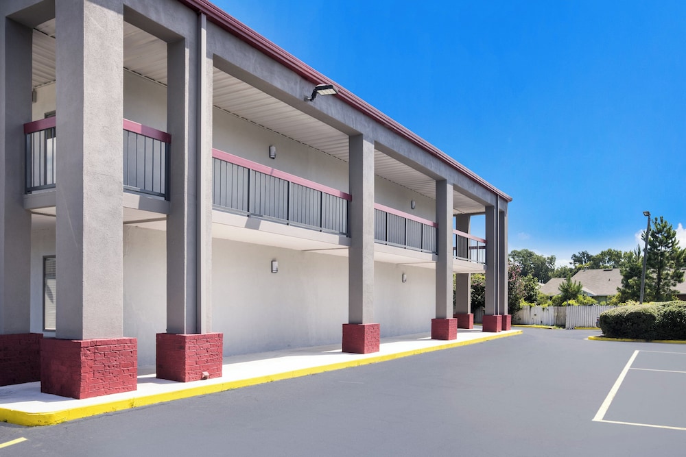 Red Roof Inn & Suites Statesboro University - photo 40