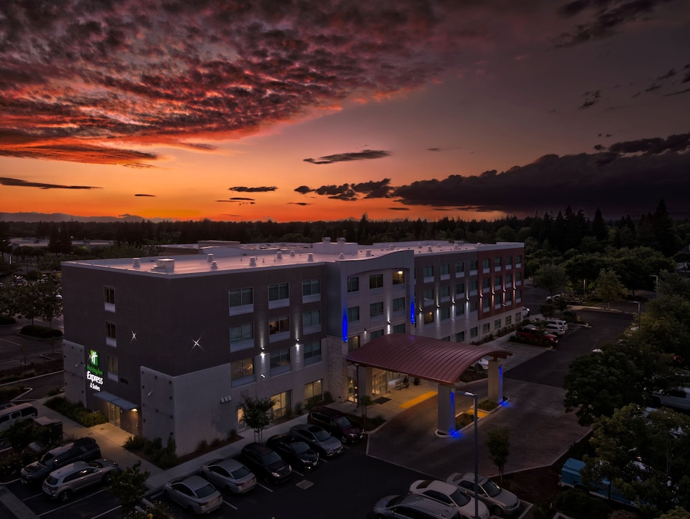 Holiday Inn Express & Suites Chico by IHG - photo 51