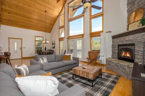 Cabin Haven Theater Game room Hot Tub Yard — 4-Star Luxury Hotel in Sevierville, United States