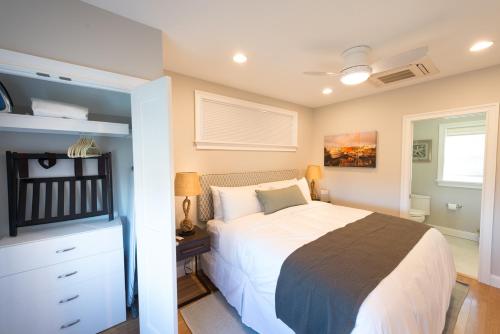 The East Island Reserve Hotel - photo 43