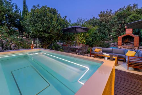 Apartment with terrace and mini pool Green Gold — 4-Star Luxury Hotel in Dubrovnik, Croatia