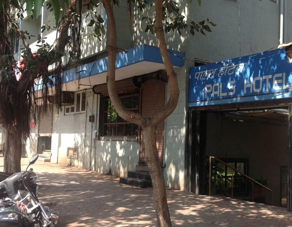 Pals Hotel - last minute hotel in Mumbai