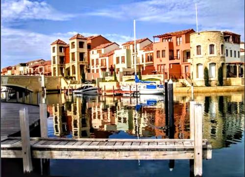 Waterfront Retreat Private Jetty Kayaks & Walk — hotel in Wannanup