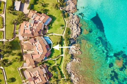Luxury Seafront Apartment Beach Access Parking & WiFi by Coral Property — 4-Star Luxury Hotel in Porto Cervo, Italy