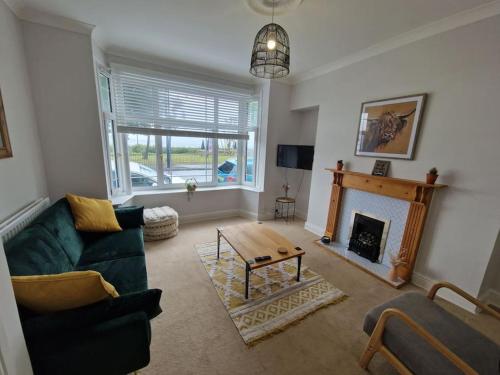 Lovely Seafront Apartment with Garden — 4-Star Luxury Hotel in Swansea, United Kingdom