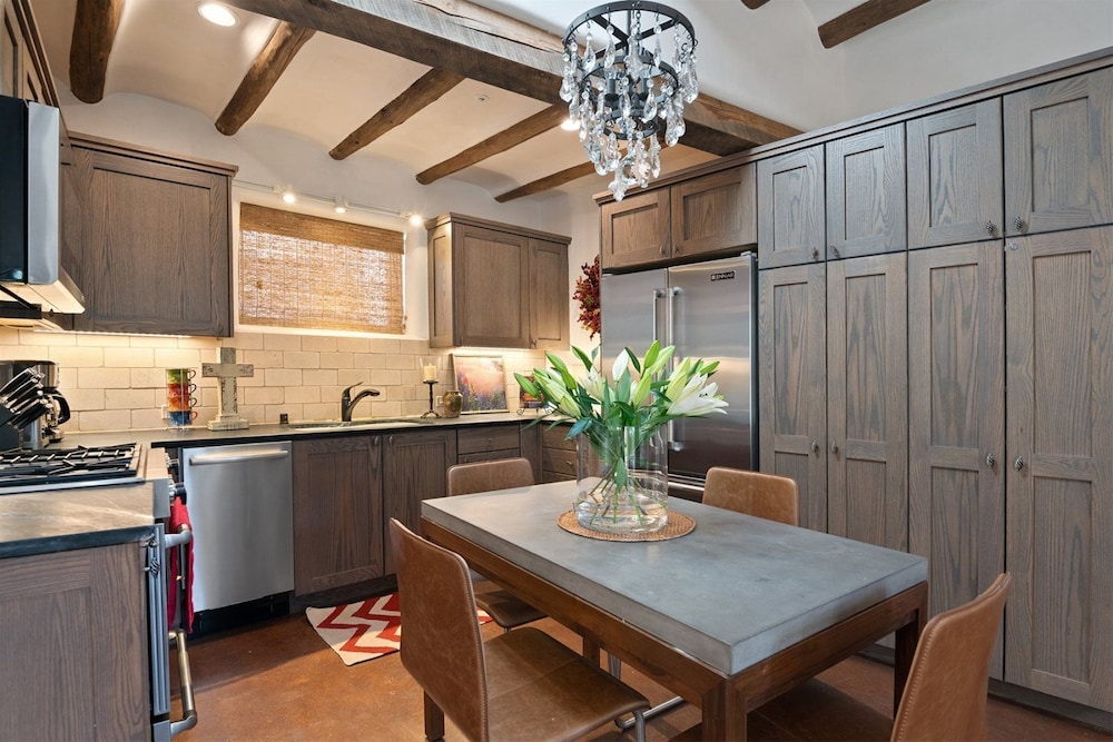 Carmel Elegant East Side Adobe With Kiva Fireplace Walk to Canyon Rd and The Plaza - photo 11