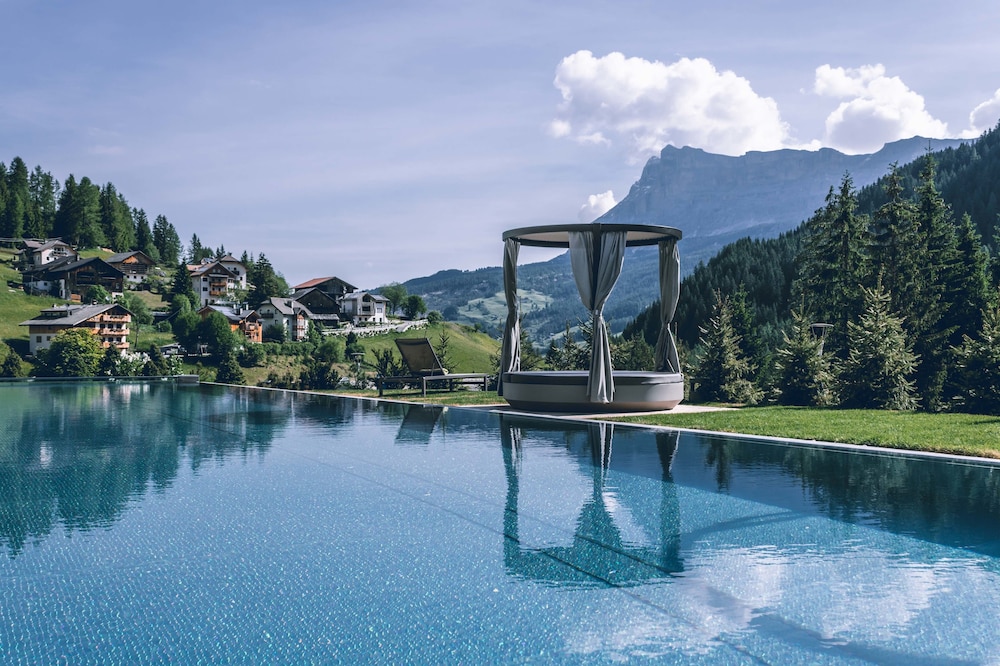 Hotel Cristallo - carbon neutral hotel in Badia