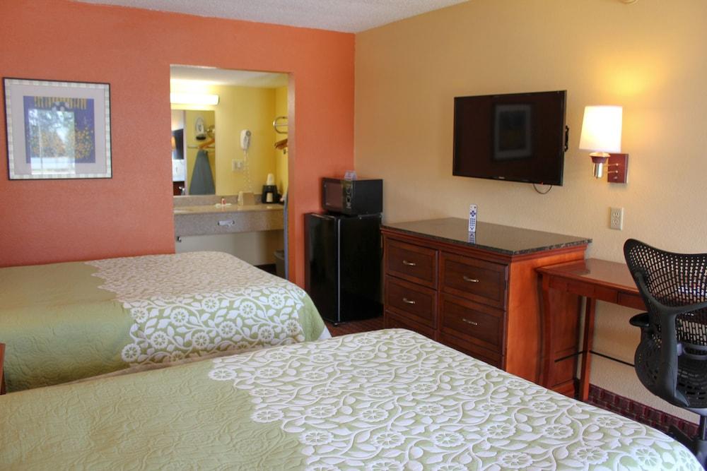 Rose Garden Inn & Suites - photo 4
