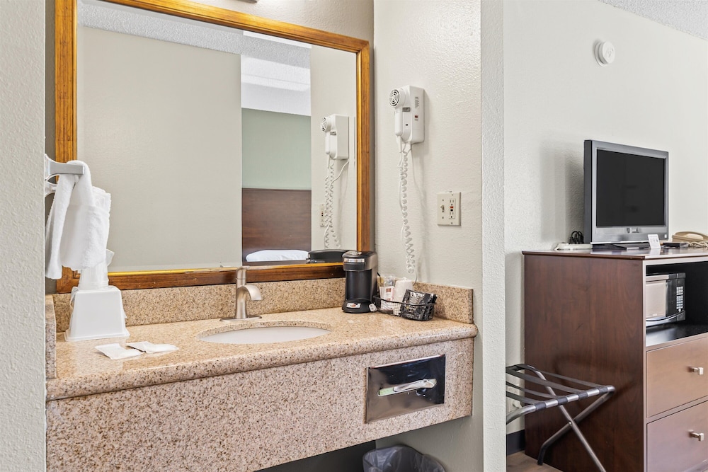 Bend Inn & Suites - photo 15