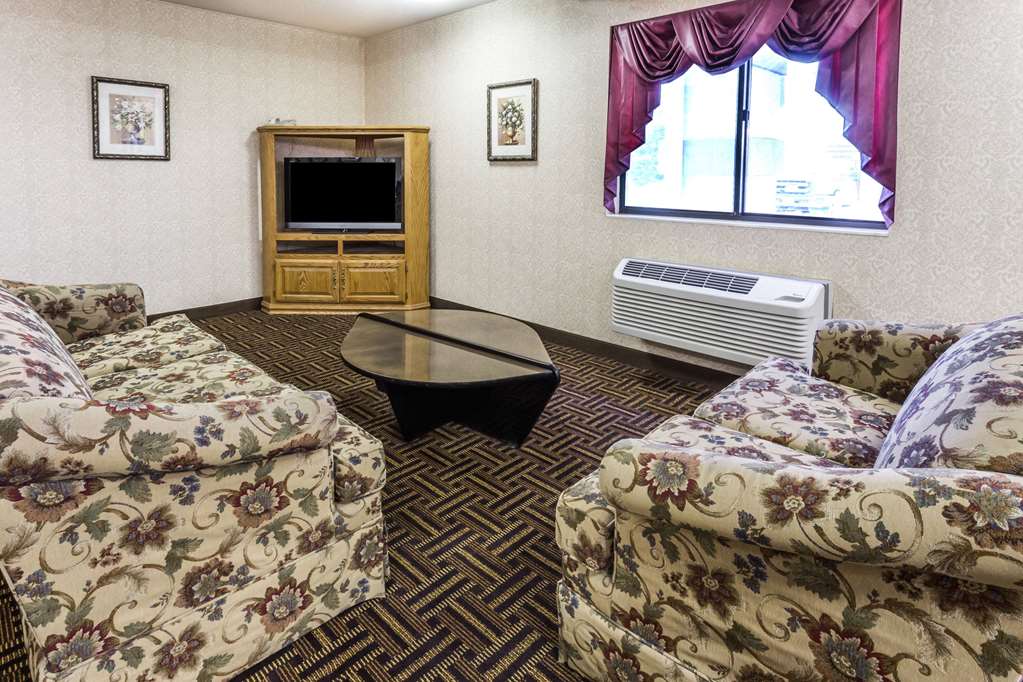Super 8 by Wyndham Yorkville - photo 3