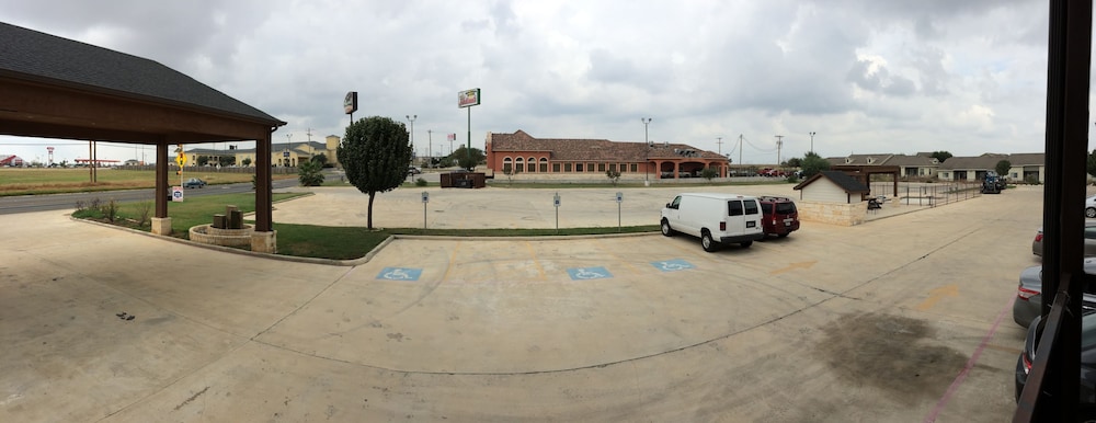 Pearsall Inn & Suites - photo 37