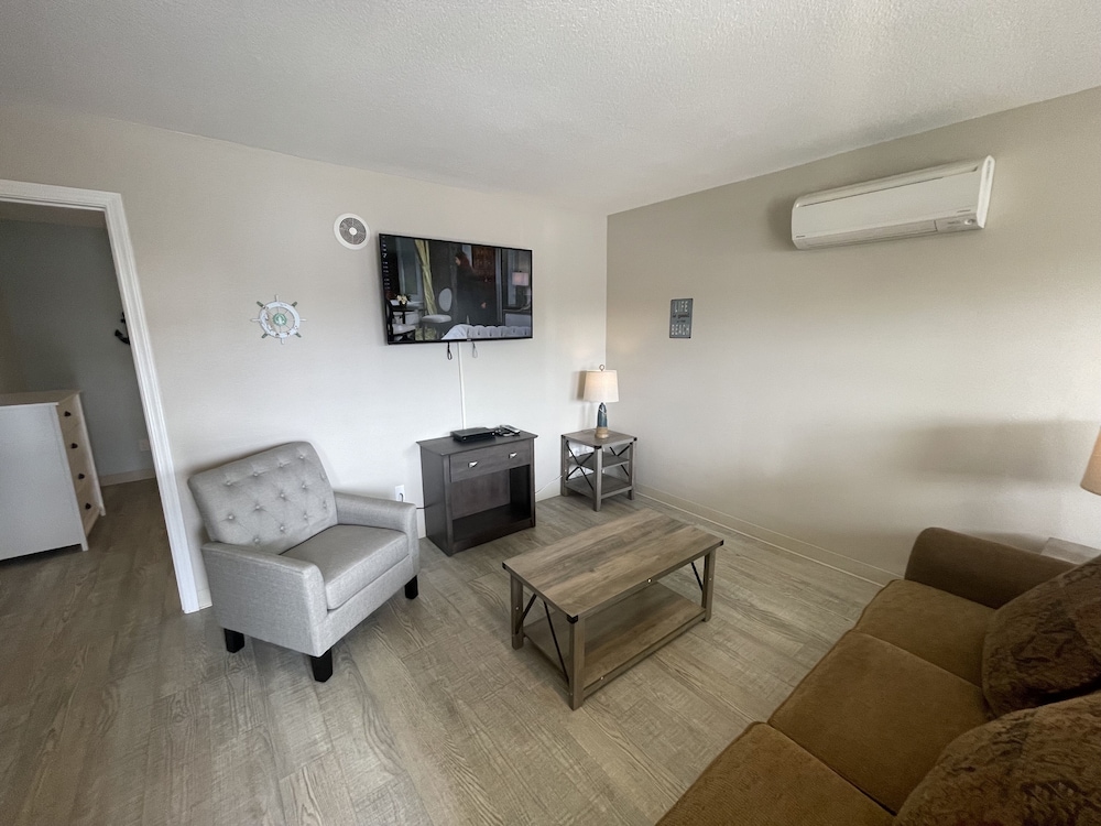 The Coastal Inn and Suites - photo 8