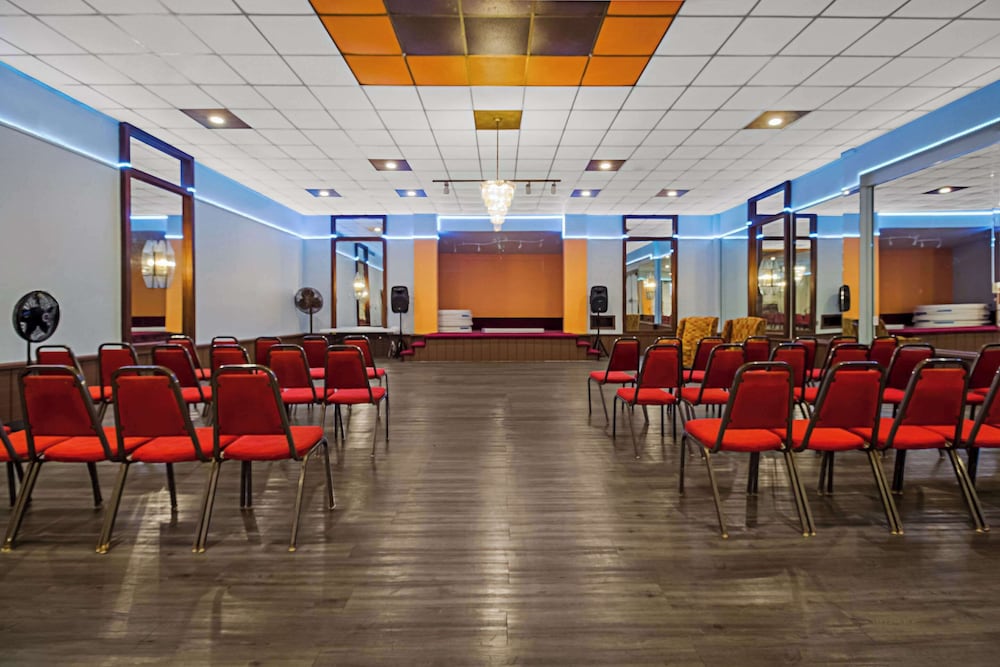 Rodeway Inn Conference Center - photo 32