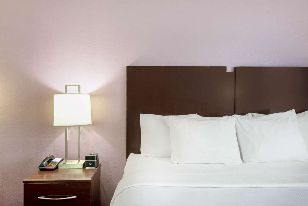 La Quinta Inn & Suites by Wyndham New Cumberland Harrisburg - photo 14