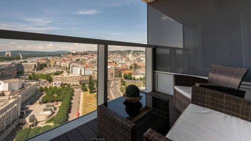 Panorama Sunset and castle view 22nd floor garage AC — 4-Star Luxury Hotel in Bratislava, Slovakia