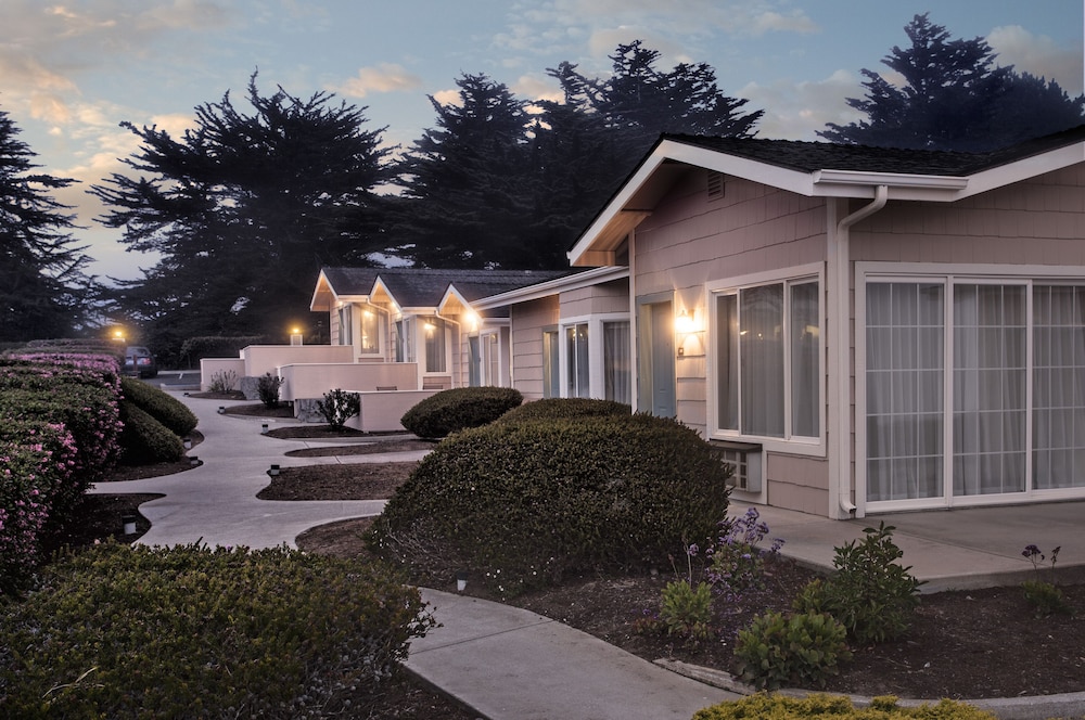 Cambria Landing Inn & Suites - photo 48