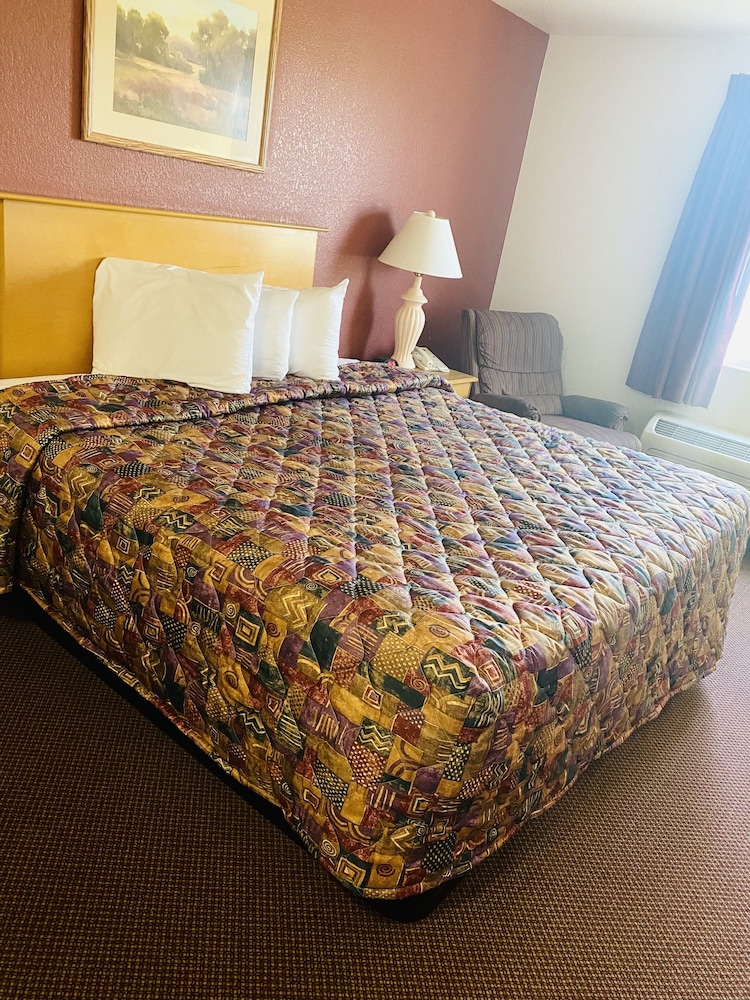Herington Inn & Suites - photo 8