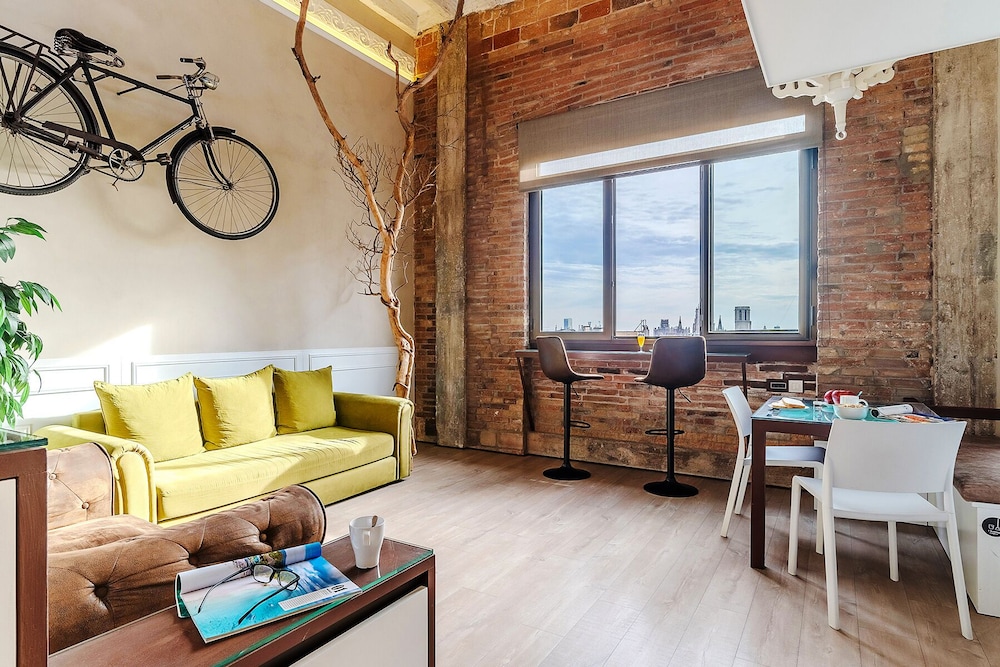 Enjoybcn Plaza Catalunya Apt. — 4-Star Luxury Hotel in Barcelona, Spain