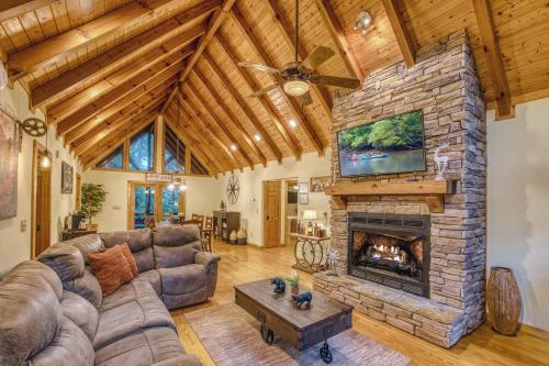 Luxury Cabin Hot Tub Theater Dog Run & Fire Pit — 4-Star Luxury Hotel in Ellijay, United States