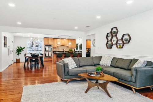 M22 Birch House Family friendly with shared beach & large kitchen — 4-Star Luxury Hotel in Traverse City, United States