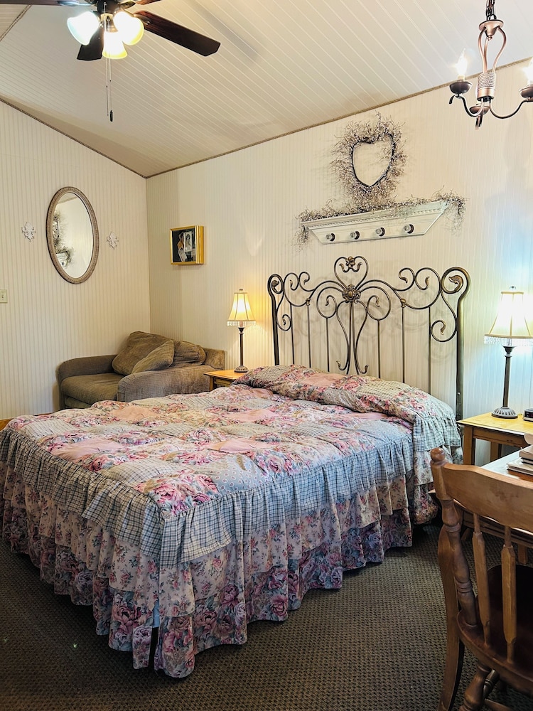 Moore's Old Pine Inn - photo 22