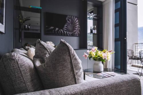 Table Mountain View Stylish one bedroom with stunning Lion's Head & Table Mountain views — 4-Star Luxury Hotel in Cape Town, South Africa