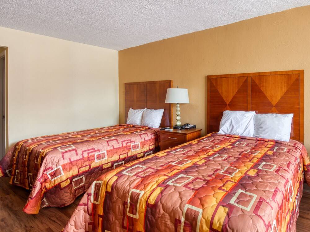 Knights Inn Forest Park - photo 17