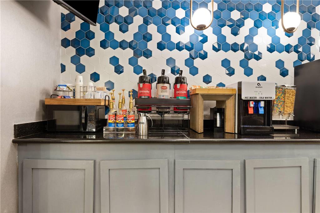 La Quinta Inn & Suites by Wyndham Brookshire West Katy - photo 32