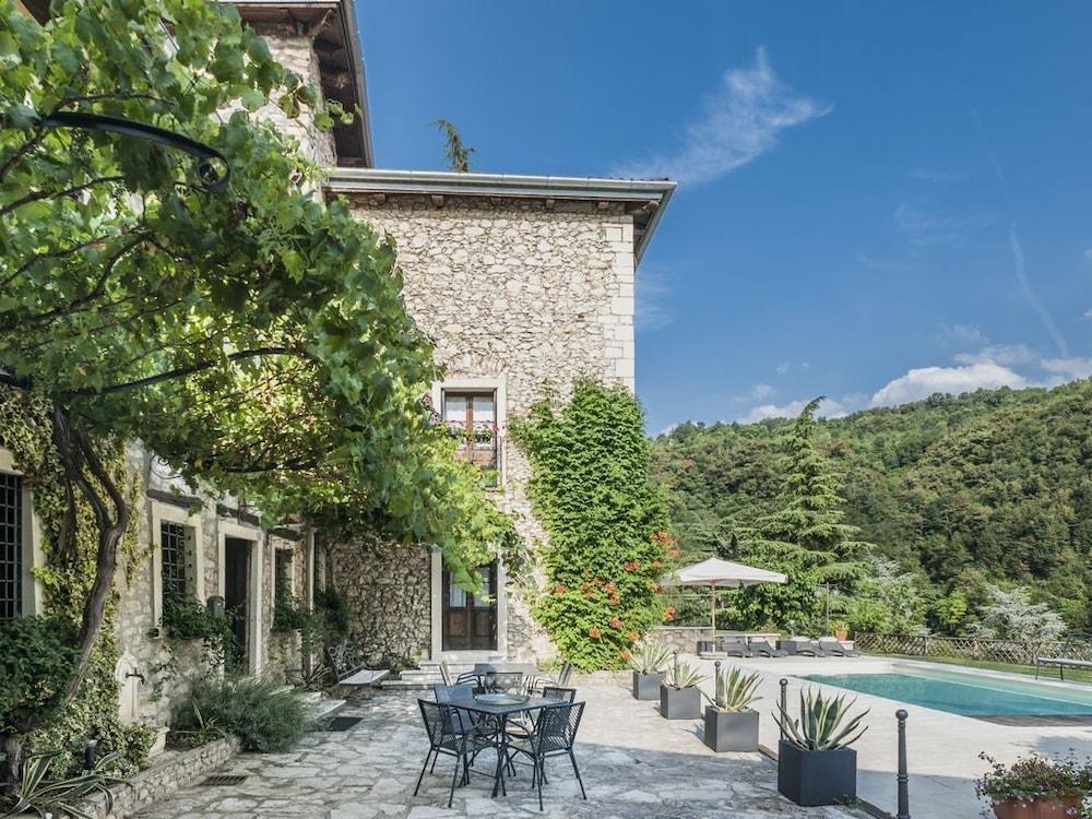 Villa Sibilla Il Giardino Di Sibilla With Pool — 4-Star Luxury Hotel in Castelgomberto, Italy